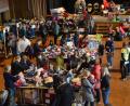 Bild: dob
Der Frühjahrs- und Sommerbasar der Krabbelgruppe „Quietschenten“ in der Stadthalle ist dank des guten Besuchs ein großer Erfolg.