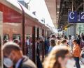 Bild: Michael Matthey/dpa
Fahrgäste steigen am Hauptbahnhof in Hannover in eine Regionalbahn der Deutschen Bahn.