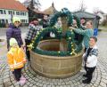 Bild: whü
Ortsbäuerin Tanja Scherm (im Bild links mit Tochter Selina) freut sich über viele Helfer beim Schmücken des Osterbrunnens.