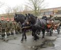 Bild: bey
Major Johannes Müller fährt in der Kutsche von Zweiten Bürgermeister Erich Sperber die Front der angetretenen Soldaten der 4. Batterie des Artilleriebataillons 131 zum Abschied ab.