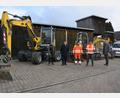 Bild: jr
Zwei Bagger, einen Kleintransporter und einen Anhänger hat die Stadt Mitterteich neu für den Bauhof angeschafft. Im Bild (von links) Manuel Zeis, Bürgermeister Stefan Grillmeier, Johannes Sperer, Bauhofleiter Wolfgang Stark und Thomas Siller vom Bauamt der Stadt.