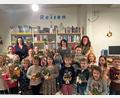 Bild: Wittmann/exb
Einen kurzweiligen Nachmittag mit Basteln und Geschichten verbrachten 19 Kinder in der Stadtbücherei Mitterteich.