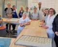 Bild: rgr
Für das Osterfest haben einige fleißige Bäckerinnen des Katholischen Frauenbundes Osterbrote im St.-Michaelswerk gebacken.