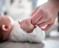 Symbolbild: Fabian Strauch/dpa
Die Koordinationsstelle frühe Kindheit Schwandorf bietet Kurse rund um das Thema Baby an.