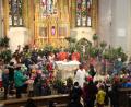 Bild: bph
Den festlichen Gottesdienst feierten Pfarrer Hannes Lorenz und Ruhestandspfarrer Gottfried Rottner in Konzelebration. Ein besonders herzliches Zeichen des Friedensgruß war es, als die Kinder um dem Altar versammelt mit all ihren buntbebänderten Palmbuschen den Gläubigen zuwinkten.