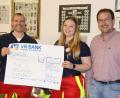 Bild: gru
Eine 200-Euro-Spende für die First Responder Edelsfeld nehmen (von links) Oliver Iwanek und Sabine Schuster vom Siedler-Vorsitzenden Hermann Paulus entgegen.