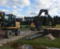 Bild: dob
Mit Hochdruck arbeiten Firmen am Aufbau der Infrastruktur in einer völlig durchnässten Wiese bei Pfrentsch, um das Ölleitungsleck reparieren zu können.
