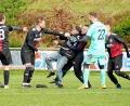 Bild: Rainer Rosenau
Spieler und Ordner halten den jungen Mann fest, der den Platz gestürmt hatte.