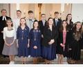 Bild: kro
Elf Konfirmanden aus den Stiftland-Pfarreien Tirschenreuth, Waldsassen und Mitterteich-Wiesau bekräftigten mit Pfarrerin Dr. Stefanie Schön (links) ihren Glauben in der Erlöserkirche in Tirschenreuth.
