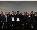 Bild: wfw
Eine große Runde aus Feuerwehr und Politik gratuliert den beiden scheidenden Jugendwarten zur Ehrennadel der Jugendfeuerwehr des Landkreises in Gold (von links): Landrat Richard Reisinger, Bürgermeister Marcus Eichenmüller, Ehrenvorsitzender des Bezirksfeuerwehrverbands Oberpfalz Hans Weber, Lucas Reindl, Kreisjugendwart Sven Schmidt, Sebastian Kindzorra, Kreisbrandrat Fredi Weiß, Stadtbrandrat und Landesjugendfeuerwehrwart Heinrich Scharf, stellvertretender Kommandant Stefan Reindl, Vizepräsident des Deutschen Feuerwehrverbands und Vize-Vorsitzender des Landesfeuerwehrverbands Bayern Hermann Schreck, Landtagsabgeordneter Harald Schwartz und Kommandant Michael Werner.