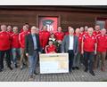 Bild: kro
5000 Euro spendet die BFV-Sozialstiftung an René Kretzschmar (Mitte, mit Ehefrau Melanie). Im Bild zeigt die Scheckübergabe mit BFV-Schatzmeister Jürgen Faltenbacher (rechts) und Kreisvorsitzendem Siegfried Tabbert (links) sowie den "Alten Herren" und der Vorstandsriege der DJK Falkenberg.