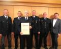 Bild: jzk
Zweiter Bürgermeister Hermann Schraml, erster Kommandant Florian Müller und die drei Vorstände Matthias Müller, Hans Prieschenk und Wolfgang Veigl-Meyer (hinten, von rechts) gratulierten Max Weber sehr herzlich zur Ehrenvorstandschaft.