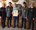 Bild: gi
Georg Götz (Mitte) ist zum Ehrenmitglied des Schützenvereins „St. Georg“ Etzgersrieth ernannt worden. Die Schützenmeister Jonas Weiß (Zweiter von links) und Christian Ach (Zweiter von rechts), Zweiter Gauschützenmeisters Anton Hirnet (rechts) und Marktrat Fritz Steinhilber (links) gratulieren.
