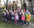 Bild: knh
Mit Liedern zum Osterfest erfreuen die Kinder mit Leiterin Susanne Hausmann vor dem Osterbrunnen alle Anwesenden.