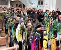Bild: Georg Lang/exb
Mit prächtigen Palmbuschen ziehen die Kinder in die Oberviechtacher Stadtpfarrkirche ein.