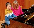 Bild: R. Kreuzer
Elias Gruber spielt mit Lehrerin Helga Rose das "Spatzenduett".