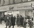 Bild: Stadtarchiv Amberg, Sammlung Fotostudio Hans Zorn
Schon kurz nach der Machtübernahme der Nationalsozialisten im Januar 1933 begann der Boykott des Kaufhauses Erwege in der Bahnhofstraße. Im Bild sind deutlich die Plakate zu sehen, die zum Boykott des jüdischen Geschäfts aufrufen.