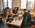 Bild: Susanne Wagner/exb
Die Schüler des Johann-Andreas-Schmeller-Gymnasiums lassen sich von Experten den Umgang mit Werkzeug erklären.