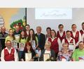 Bild: dob
Der Bezirksvorsitzende des Nordbayerischen Musikbunds, Gerhard Engel (links) und der Vorsitzende der Jugendkapelle Roggenstein, Daniel Fenzl (rechts), zeichneten langjährige Mitglieder aus, würdigten außergewöhnliche Mitstreiter und überreichten Zertifikate an den Nachwuchs. Inge Wolfrath und Heidi Hierold (vorne, von links) wurden zu neuen Ehrenmitgliedern ernannt. Kapellmeister Josef Wolfrath (vorne, links) steht seit 45 Jahren der musikalischen Gruppe vor und ist Herz und Motor.