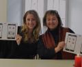 Bild: ubb
Janka Hannemann-Mathes und Cornelia Stahl (von links) zeigen gut gelaunt die ersten angedachten Seiten der App. Die beiden Frauen arbeiten intensiv an dieser Senioren-App, die im Sommer 2023 als enge Verbindung zu "Leben plus" verfügbar sein soll.