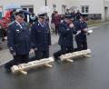 Bild: slh
Auf großen Holzscheiten knieend brachten die Mitglieder der Feuerwehr Stein ihren Patenschaftsantrag vor.
