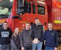Bild: wmi
Jonas Renner, Teresa Bauer, Daniel Kraus und Lukas Lehner (von links) von der KLJB übergeben an Justin Goss (Leiter First Responder) die 500-Euro-Spende.