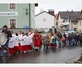 Bild: soj
Angeführt von der Fichtelgebirgskapelle Ebnath zogen die Gläubigen mit Pfarrer Pater Anish George und Diakon Rudolf Hoffmann zur Pfarrkirche.