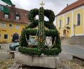 Bild: gi
Die Osterkrone mit ausgeblasenen und handbemalten Hühnereiern auf dem Brunnen am Marktplatz ist wieder ein Schmuckstück. Frauen des Katholischen Frauenbundes haben ihn geflochten und geschmückt.