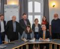 Bild: Wiesel/OTH Amberg-Weiden/exb
OTH und der Bund der selbständigen kooperieren. Gabriele Sehorz (Präsidentin des BDS Bayern) und OTH-Professor Clemens Bulitta unterzeichnen die Kooperationsvereinbarung.