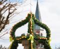 Bild: kaz
Geschmückt mit farbenfrohen Eiern und Schleifen ziert seit wenigen Tagen ein Osterbrunnen den Kemnather Stadtplatz.
