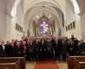 Bild: ct
Am Ende des eindrucksvollen Passionskonzerts dürfen die beteiligten Chöre, der Kirchenchor Schlicht (links), der Männerchor Ehenfeld (Mitte) und der Landfrauensingkreis Gebenbach (rechts) sowie Organisator Heinz Krob (links) den dankbaren Applaus der Besucher entgegennehmen.