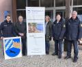 Bild:  PHM Bohun/exb
Spendenübergabe an den Hospizverein: (von links) Polizeihauptmeister Jörg Kreußel, Georg Franz Fröhler, Bettina Peuker, Polizeiobermeister Franz Schöppner und Erster Polizeihauptkommissar Josef Fleischmann.