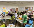 Bild: ck
Jahrgangsübergreifenden Unterricht gibt es an den Zottbachtalschulen. Als eine von zehn Schulen in ganz Bayern nimmt die Bildungseinrichtung in Pleystein an dem Modellversuch teil. Die Schüler arbeiten oft in Gruppen. Hierfür stehen zwei Klassenzimmer zur Verfügung.