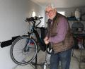 Bild: prh
Der passionierte Radfahrer Rupert Troppmann erklärt, auf was man vor der ersten Ausfahrt mit seinem Fahrrad achten sollte.