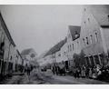 Bild: Ortschronik Floß, Repro: Lehner
Die Flosser Hauptstraße, die Freiherr-von-Lichtenstern-Straße, um 1900. Im Hintergrund ist das Alte Pflegschloss zu erkennen.