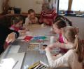 Bild: le
Die Kinder beim Basteln.