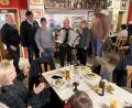 Bild: mor
Oberst Kevin Poole (von rechts), Linda Read, Musiker Norbert Fiedler, Präsident Walter Brunner, Bürgermeister Edgar Knobloch und Koordinator Franz Zeilmann beim „Dining-Out“ des Kontakt Club Grafenwöhr im Dießfurter Sportheim.