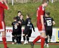 Bild: Hubert Ziegler
Paul Götz (Dritter von links hinten) besorgte das 1:0 und 2:1 für den FC Amberg. Hier wird er für sein Tor zum 1:0 von seinen Mannschaftskameraden gefeiert.