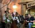 Bild: sgs
„Die Zwoa Schneidig’n“ unterhielten die Gäste beim Starkbierfest in Gleiritsch.