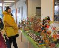 Bild: sei
Die von Kindern und Erzieherinnen gebastelten Osterdekorationen wurden von Eltern, Omas Opas und anderen Gästen gerne gekauft.