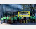 Bild: Greenpeace/exb
“Atom war gestern - wo bleibt die Windkraft?”- Greenpeace-Aktive aus Weiden protestierten vor CSU-Parteizentrale für eine bessere Energiepolitik in Bayern.