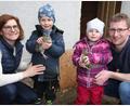 Bild: kro
Die kleine Wachtelzucht macht der ganzen Familie Spaß: Christine und Johannes Kraus mit ihren Kindern Maximilian (4) und Josefina (3) und zwei Wachteln.