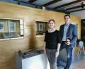 Bild: Portner
Maria Ahlemeyer, Vorsitzende des Museumsvereins, und Bürgermeister Rudolf Teplitzky besprechen im Doktor-Eisenbarth- und Stadtmuseum Oberviechtach die vorhandene IT-Ausstattung mit Software und Bildschirmen.