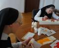Bild: jeb
Die Schwestern beschreiben die Arbeit an den Kerzen, die sie nicht nur zu Ostern, sondern auch zu anderen Anlässen wie Taufen oder Hochzeiten gestalten, als meditativ.