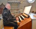 Bild: dob
Hans-Josef Völkl sitzt seit 40 Jahren Woche für Woche bei den Gottesdiensten in der Region an der Orgel. Seine Leidenschaft gehört aber auch den weiß-blauen Löwen in München: Sogar sein Auto trägt das Kennzeichen NEW-F-1860.