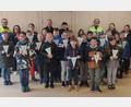 Bild: hah
Stolz zeigen die Kinder der 4. Jahrgangsstufe der Grundschule Ebermannsdorf ihre Wimpel. Ihnen gratulieren (hinten, von links): Markus Neumeyer, Amelia Gräf, Niklas Giedl, Bürgermeister Erich Meidinger, Saskia Ram-Höcherl, Katja Kuhn und Klassenleiterin Christiane Finsterer.