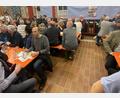 Bild: cro
Das Feuerwehrhaus ist beim Starkbierfest voll besetzt.