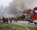 Bild: mfh
Mehrere Feuerwehren aus dem nordwestlichen Landkreis Amberg-Sulzbach bekämpften den Brand eines Anwesens in Holnstein bei Neukirchen.