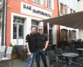 Bild: Gabi Schönberger
Davide Debole (46, links) ist der neue Wirt der "Bar Imperiale" am Unteren Markt in Weiden. Matteo Rufo (49) hat sein Café-Bistro an ihn verkauft.