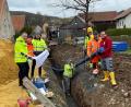 Bild: fz
Der erste Graben für die Wasserleitung ist zugleich der Auftakt der Runderneuerung von Lückenrieth. Bürgermeister Anton Kappl (links) ist zuversichtlich, dass die Maßnahme im September abgeschlossen ist.